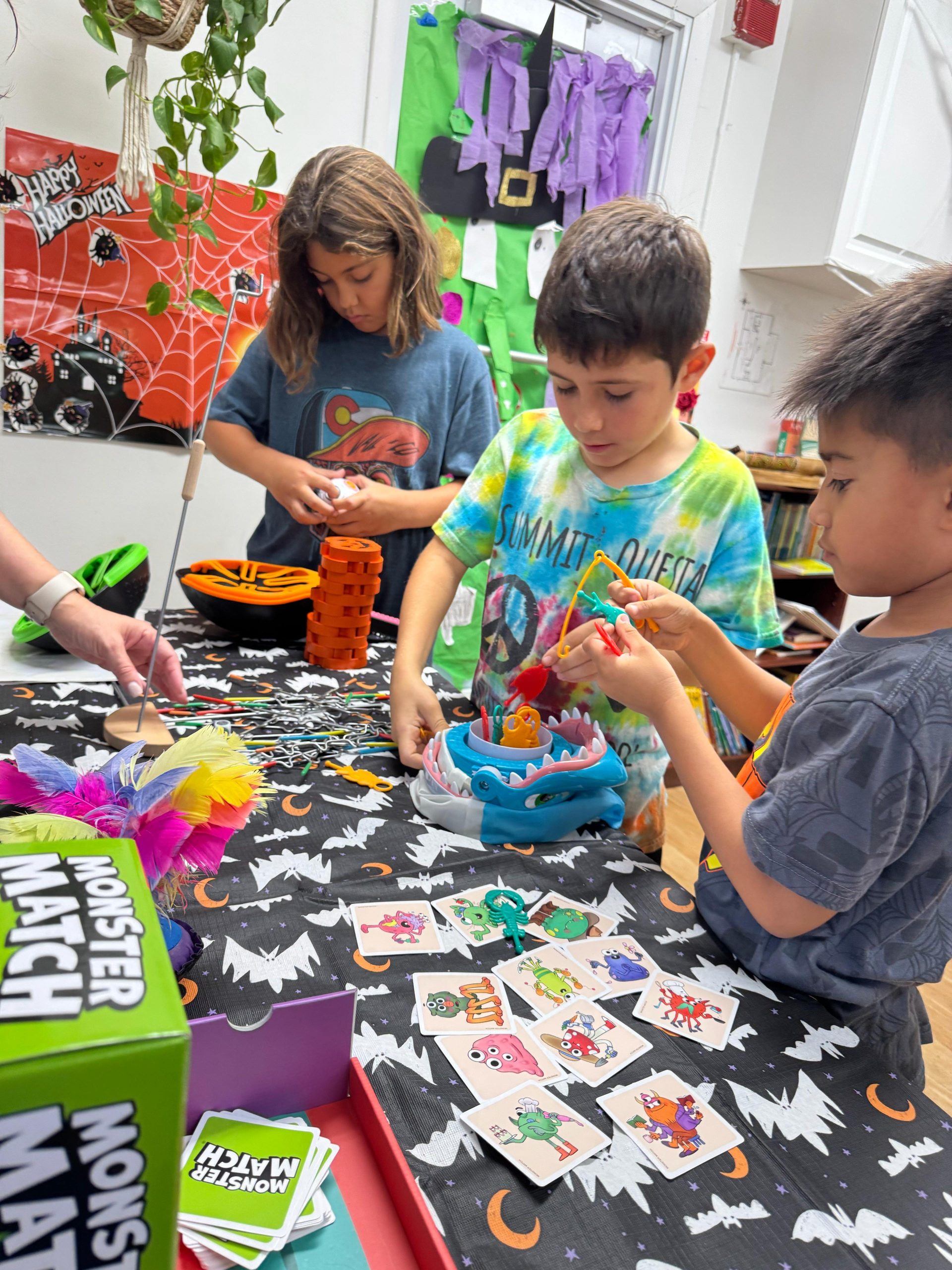 🎃👻 What a spooktacular day at Summit-Questa Montessori School! Our Halloween parade…